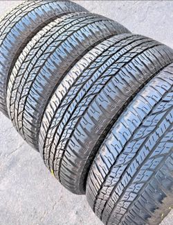 225 60 17 Yokohama tires Con 80% de Vida Las 4