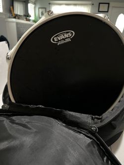 14-inch black wood snare drum by Starcaster by Fender