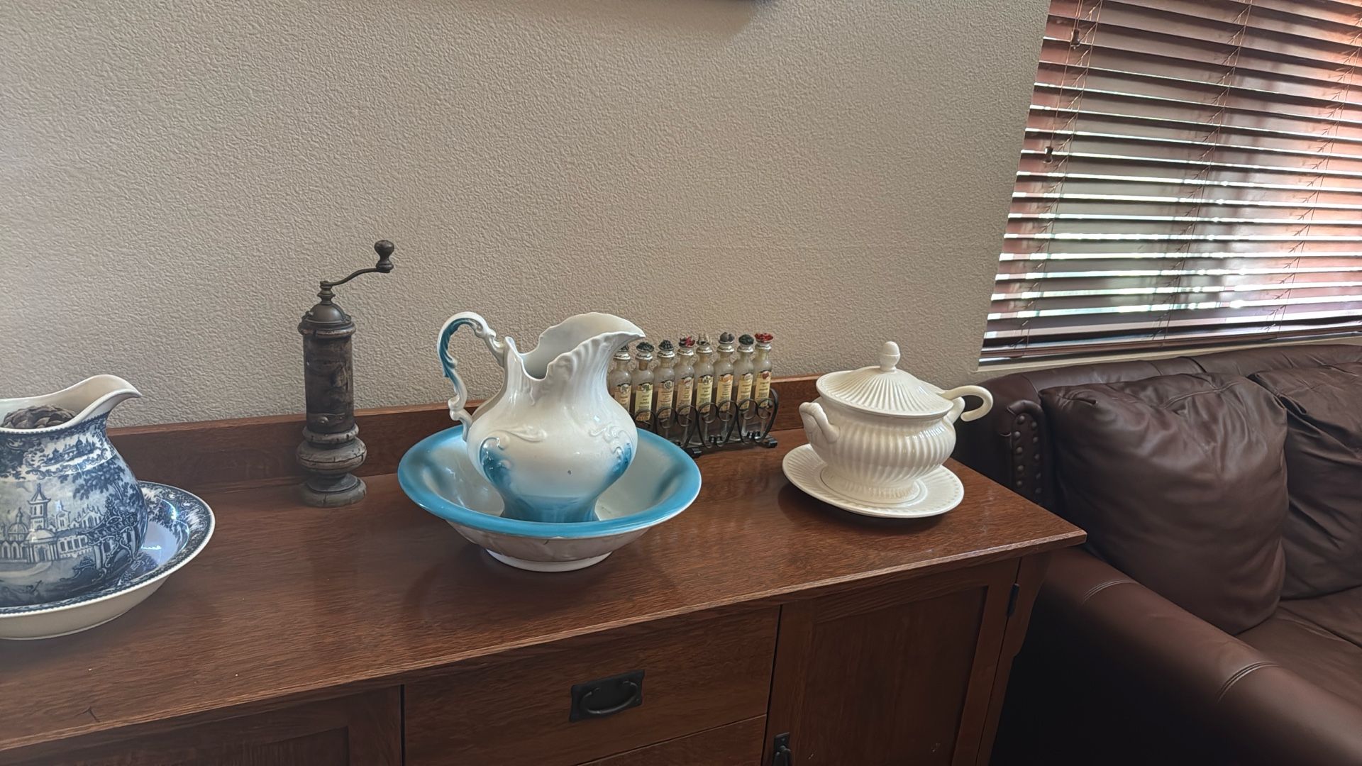 Antique Wash Bowl And Gravy Bowl Set