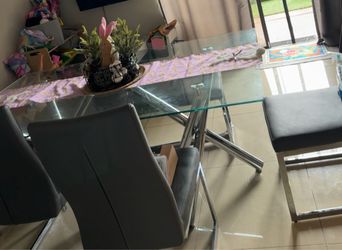 Glass dinning table