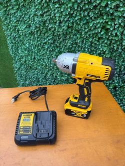 dewalt xr impact pistola dewalt xr solo herramienta pila trabaja pero tiene detalle pero puede llevarla 