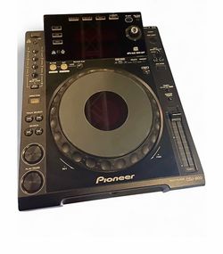Pioneer CDJ 900 - Pair - w/ Black Flight Cases - Almost New