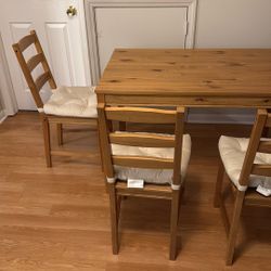 Dinner Table With 4 Chairs/Cushions 