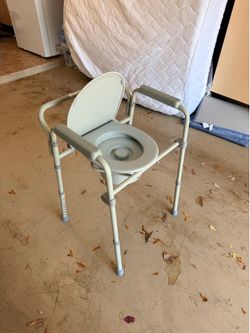 Drive Medical 3-in-1 Folding Bedside Commode Chair / Portable Toilet