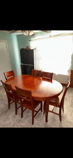 Excellent dining table 6 chairs