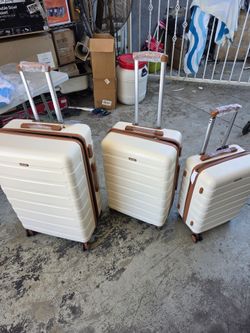 New 3 piece miusse Hard shell case. $70 set!! Or separate!!
28" $40
24" $30
20" $25