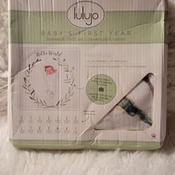Brand New lulujo Baby’s First Year Milestone Blanket and Card Set | 40in x 40in (Hello World)