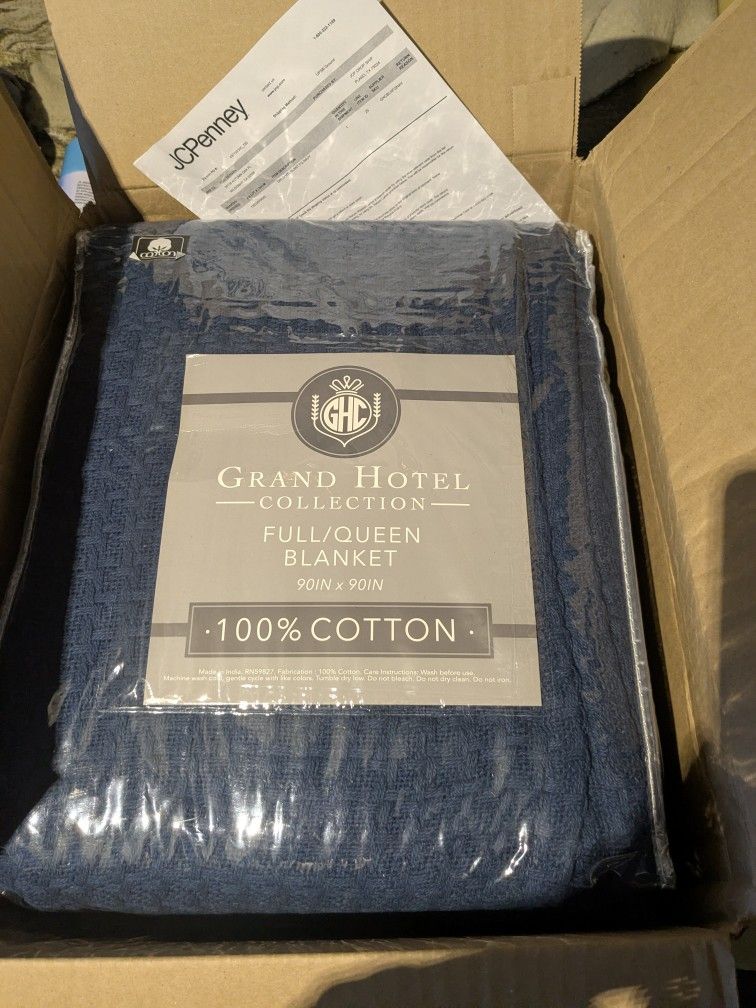 New In The Package 90" X 90" Full/Queen Cotton Blanket (Blue)
