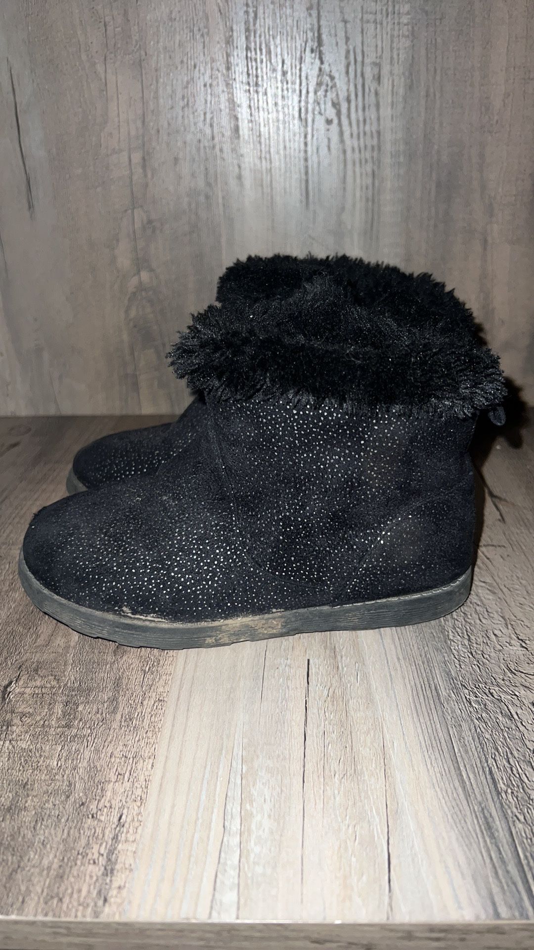 Cat & Jack Toddler Girl Size 11 Oriole Shearling Faux Fur Lined Boots Black. Toes are scuffed & 1 has tiny hole in fabric but dies not go through the