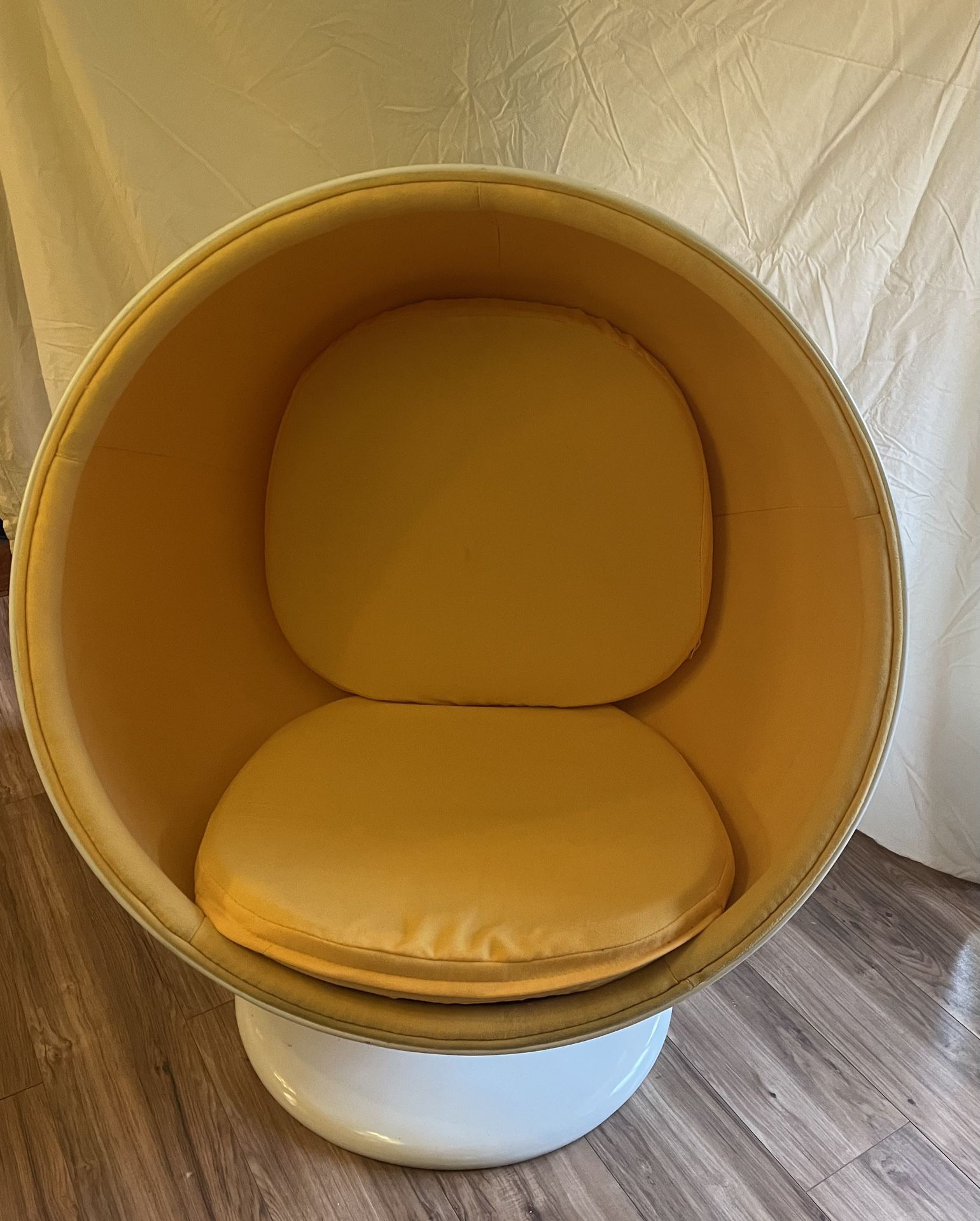 Vintage White Ball Chair