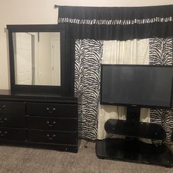 SEMI NEW King size BED FRAME !NEW ‼️‼️‼️‼️King size BED WITH BOX 💯SPRINGS !!! ‼️  DRESSER&TV STAND  TV NOT INCLUDED ❗️‼️‼️‼️ 1,200 Or BEST OFFER  N