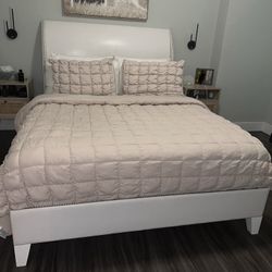 LIKE NEW Rooms To Go Queen Sized Bed - Includes Mattress