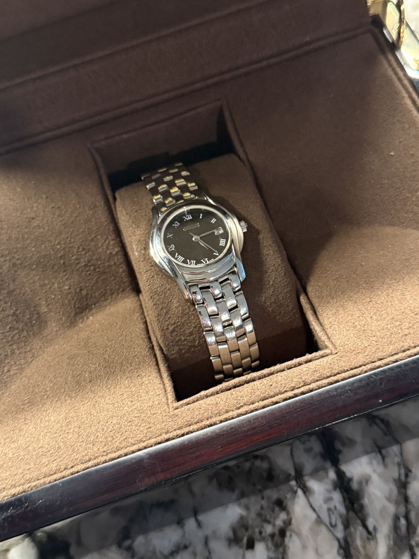 Ladies GUCCI 5500L stainless steel watch