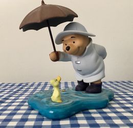 WINNIE the POOH with friends - Holding umbrella with duckling