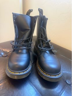 Dr. Martens 1460 women’s boots -size 7