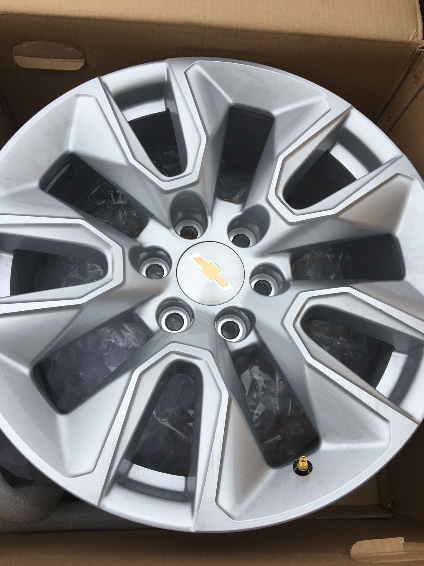 4 BRAND NEW 20” Aluminum wheels for 2020 Chevy Silverado DBL 4WD 1500