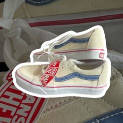 Vans SK8-Low Sneaker Classic White/Navy VN0A4UUK24I Size 5m/ 6.5wn. Size 7m/8.5 Wm
