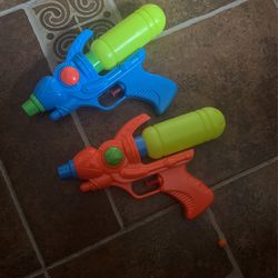 2 Small Water 💦 Guns