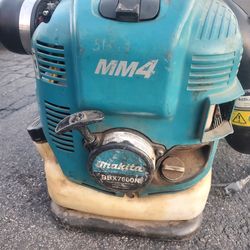 Makita 4 STROKE  usada prende facil