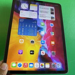 128GB Apple IPad Pro 11” (2020 Model / Liquid Retina Display/ 2nd Generation) like new with Bluetooth keyboard & Accessories