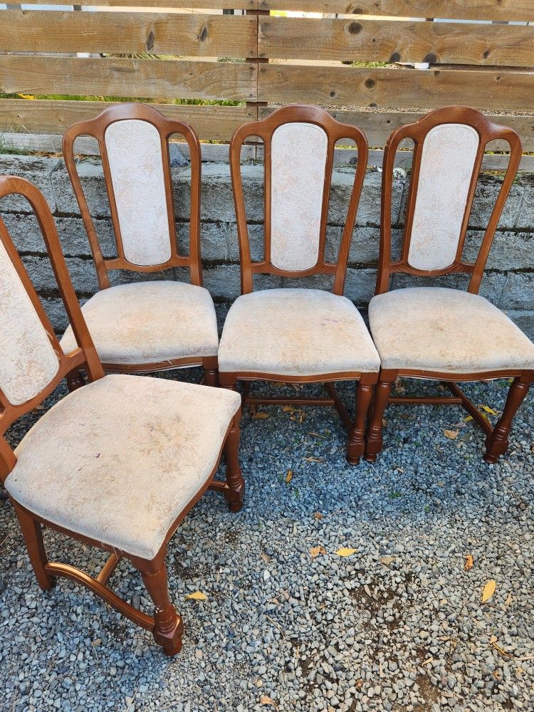4 Dining chairs brown wood good condition sturdy frames $50 for 4
Frames are in good condition