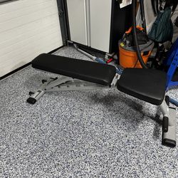 Adjustable weight bench for gym