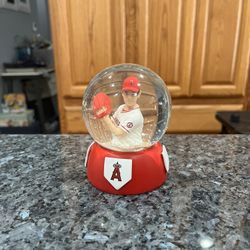 Los Angeles Angels of Anaheim Shohei Ohtani Snow Globe.  Brand new no box.  Has been on display in a cabinet with an Angels Baseball collection.  Smok