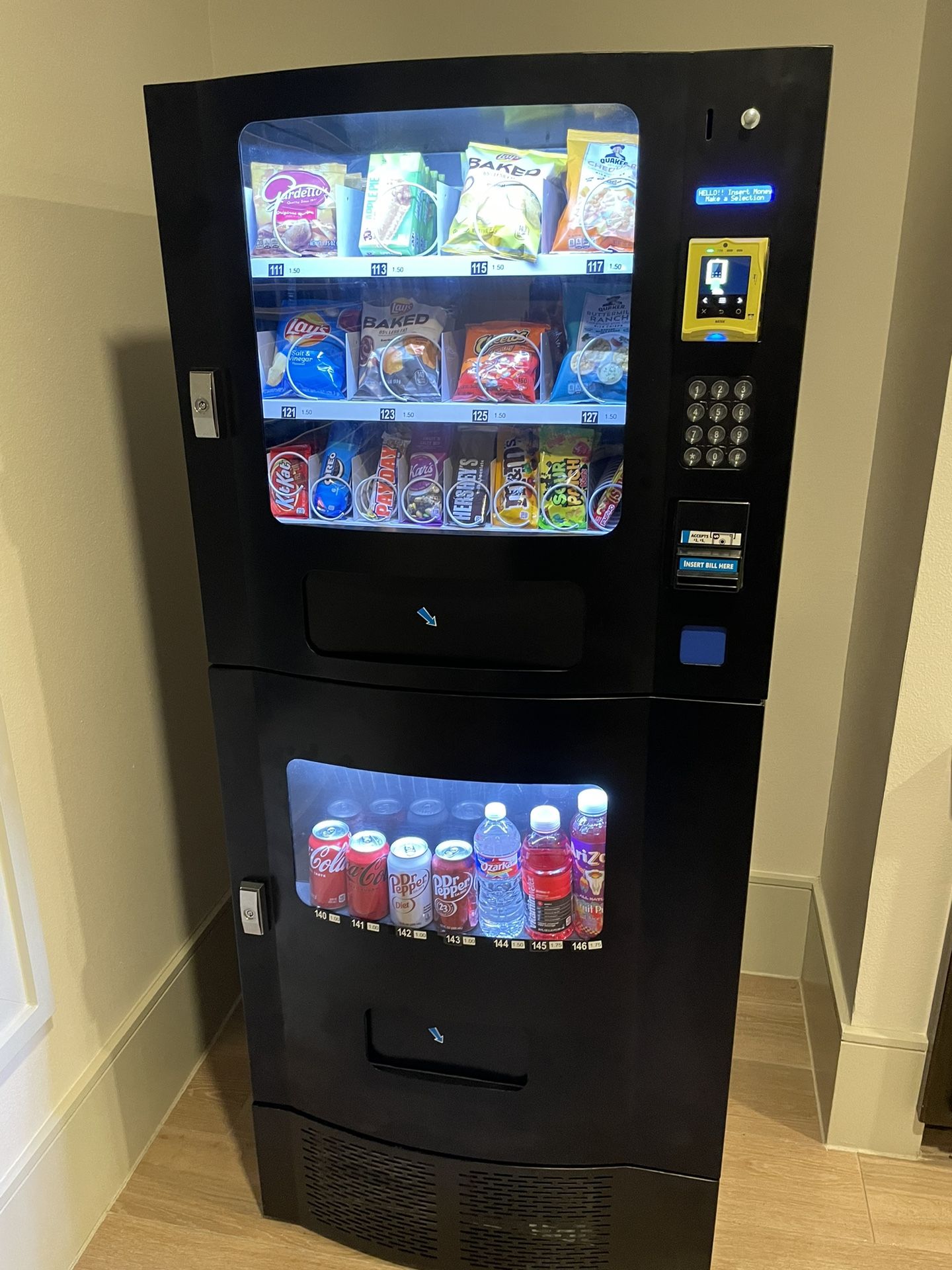 Seaga SM2300 Combination Vending Machine