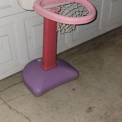 Adjustable basketball hoop 