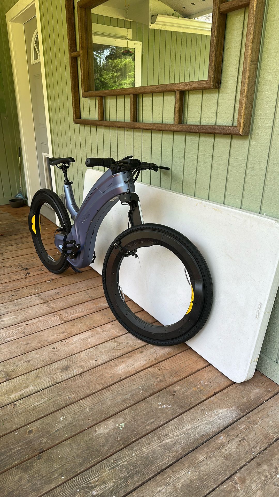 Reevo Hubless Electric Bike, 25 To 35 Miles Per Hour Size Large Like New Condition 2 Batteries