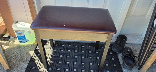 Piano chair