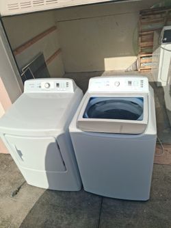 LIKE NEW INSIGNIA WASHER AND DRYER SET