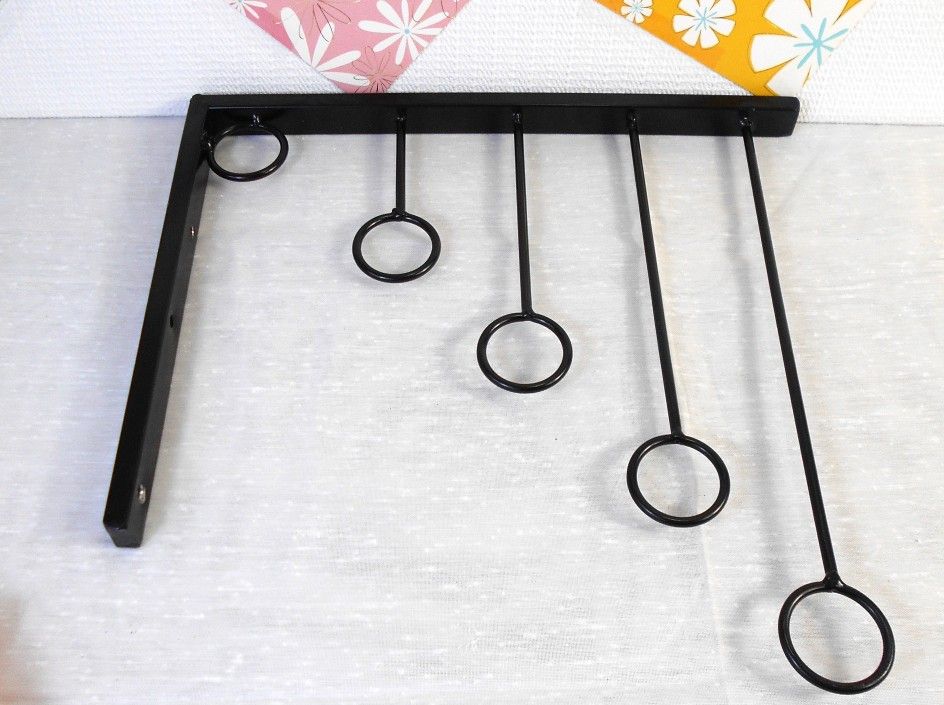Wall Mounted Black Metal Garment Rack 5 rings hangers