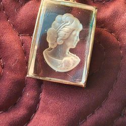 Reverse Intaglio Glass Cameo Pendant Necklace