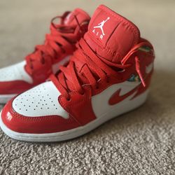 Girls Jordan 1 Basketball Shoes (5Y)