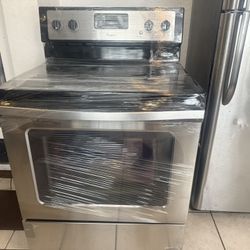 Full Range/oven And Washer/Dryer Combo 