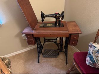 SINGER Sewing Machine VINTAGE ANTIQUE wood cabinet GREAT CONDITION