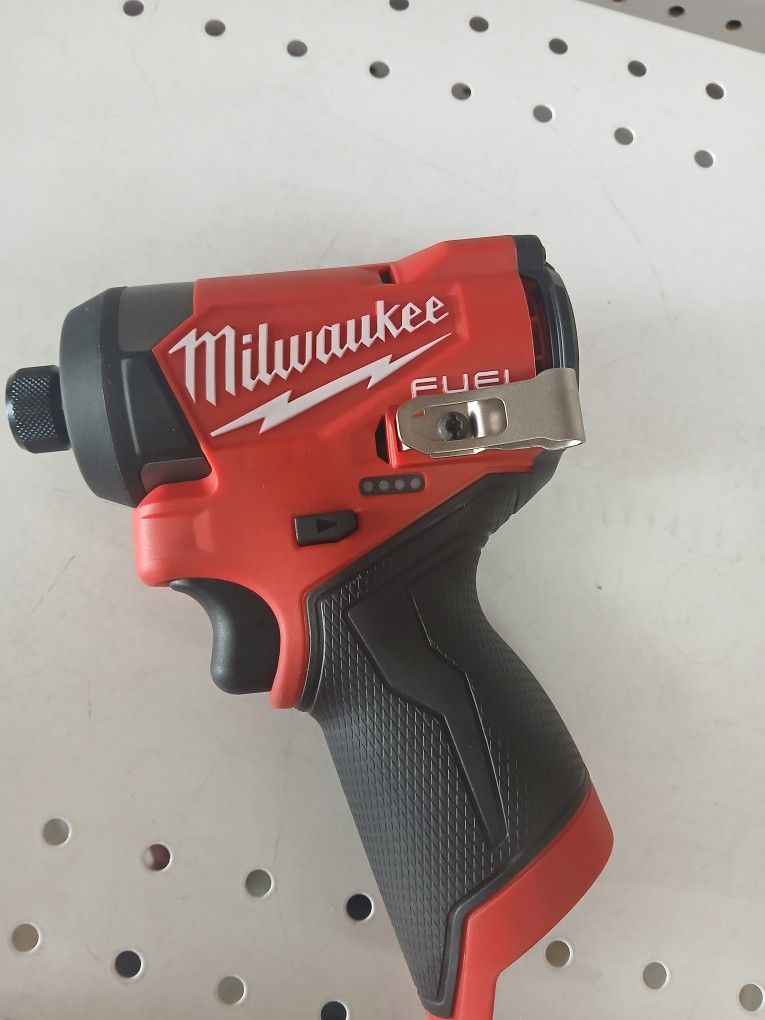 Milwaukee new 1/4" Impact fuel 12M  variable speeds nuevo