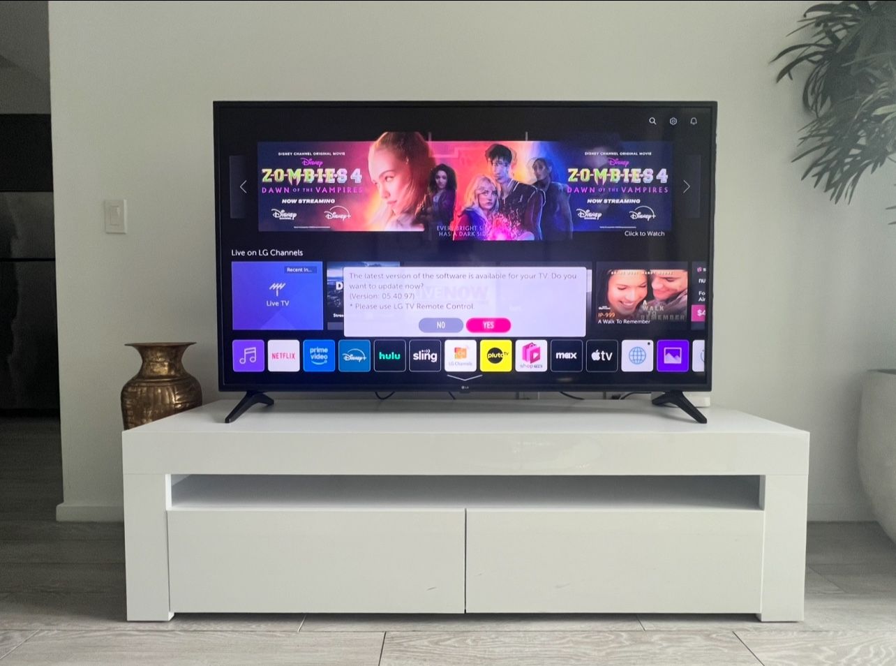 πΊ White TV Stand