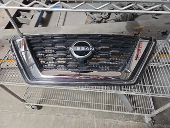 2023 Nissan Rogue Front Grill Oem