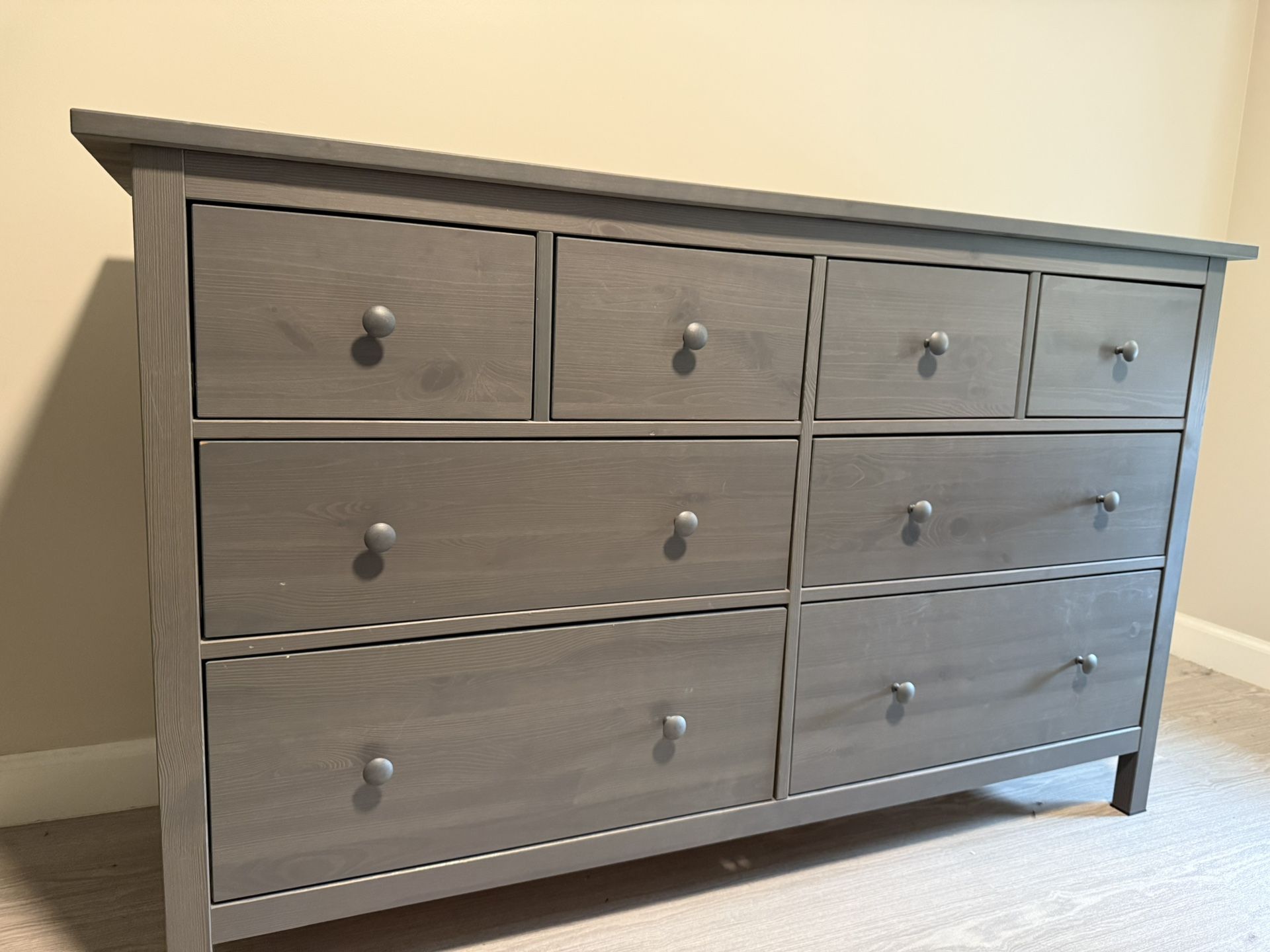 8-drawer Dresser