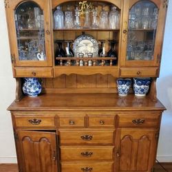 Solid Wood Hutch/China cabinet