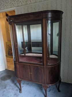 Beautiful hutch with 2 glass shelves