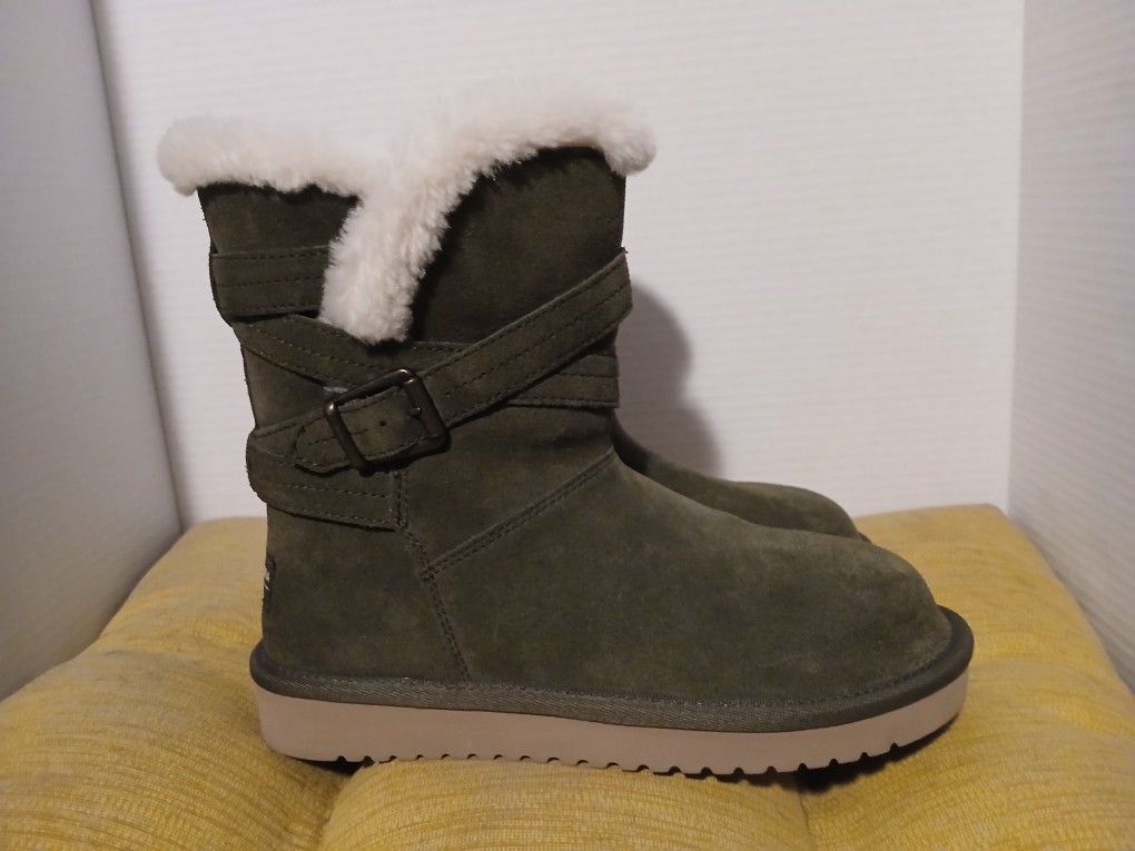 UGG Girls Boots Koolaburra Delene Short Boots. NEW Size 5 25.00