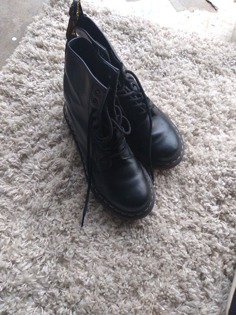 Dr MARTIN BOOTS LITTLE USED VERY CONDITION 