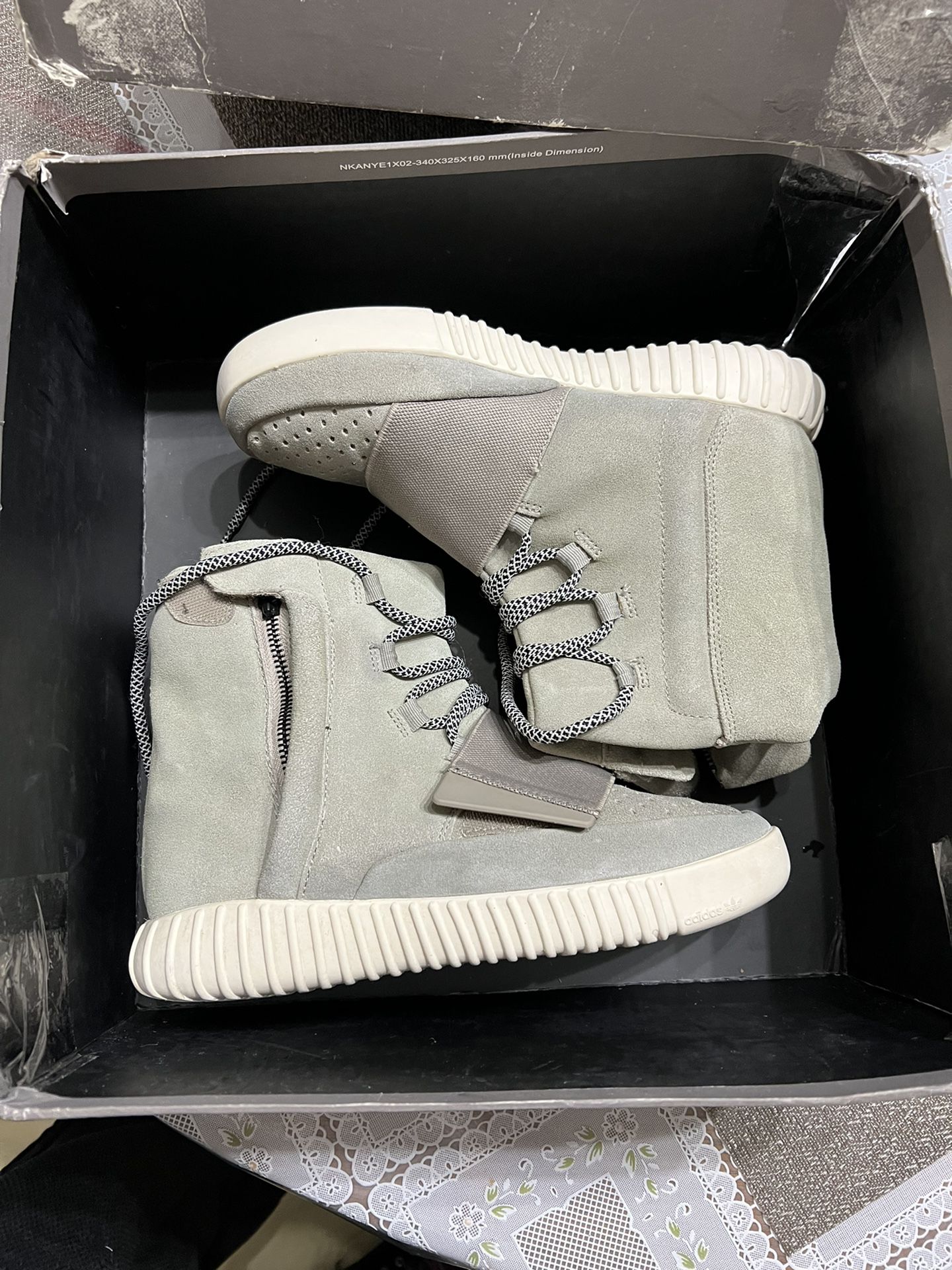 YEEZY ADIDAS SIZE 7  FOR MEN