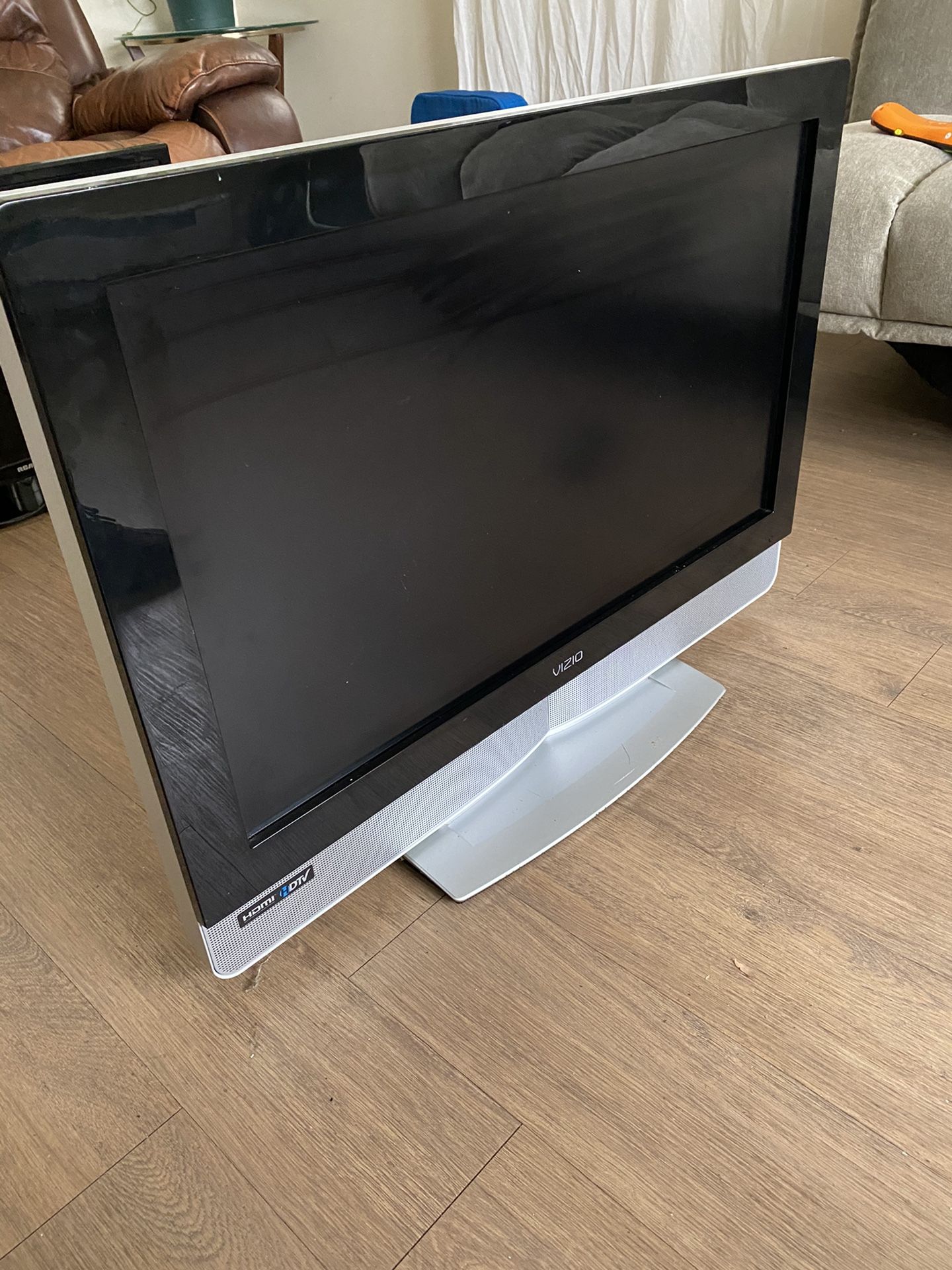 Vizio 32 inch flat screen tv with wall mount