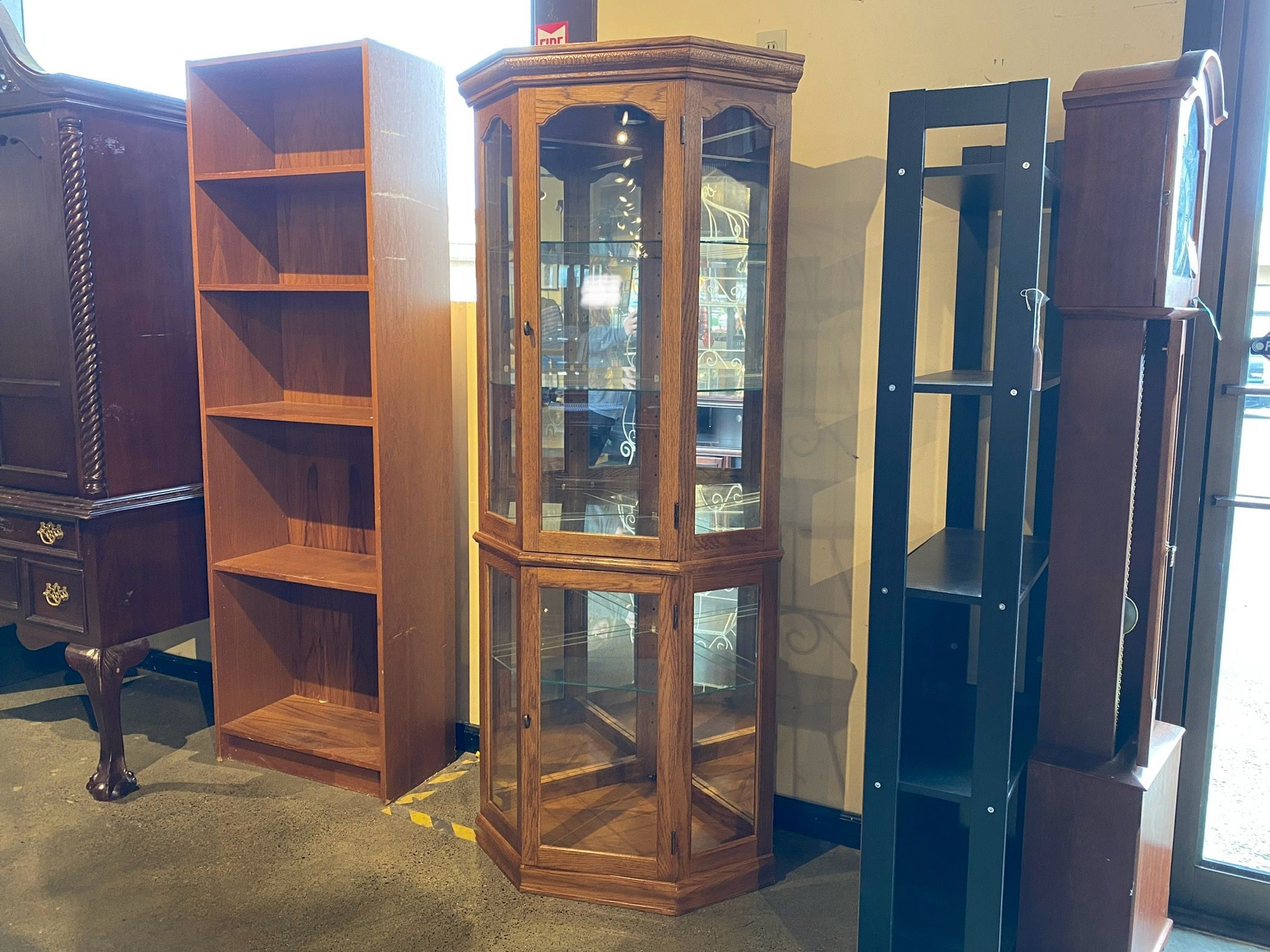 PULASKI Oak 2-Door Glass Shelf Corner Curio Cabinet