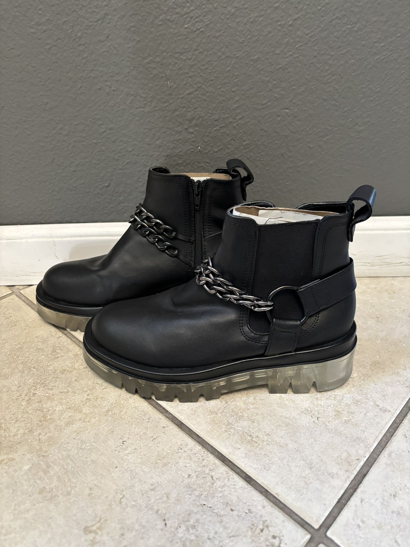 New Women’s Boots Size 9
