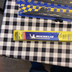 Michelin and  Simoniz auto 28” Wiper Blades 4 Blades  2 Sets